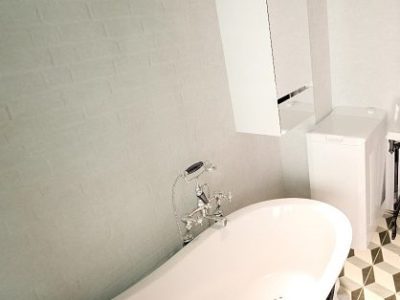 Tub Reglazing vs Bathtub Liners: Which One is Better?