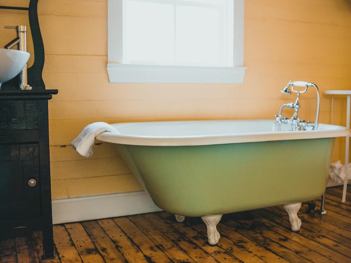 Bathtub Restoration: Is Bathtub Liner a Good Idea?